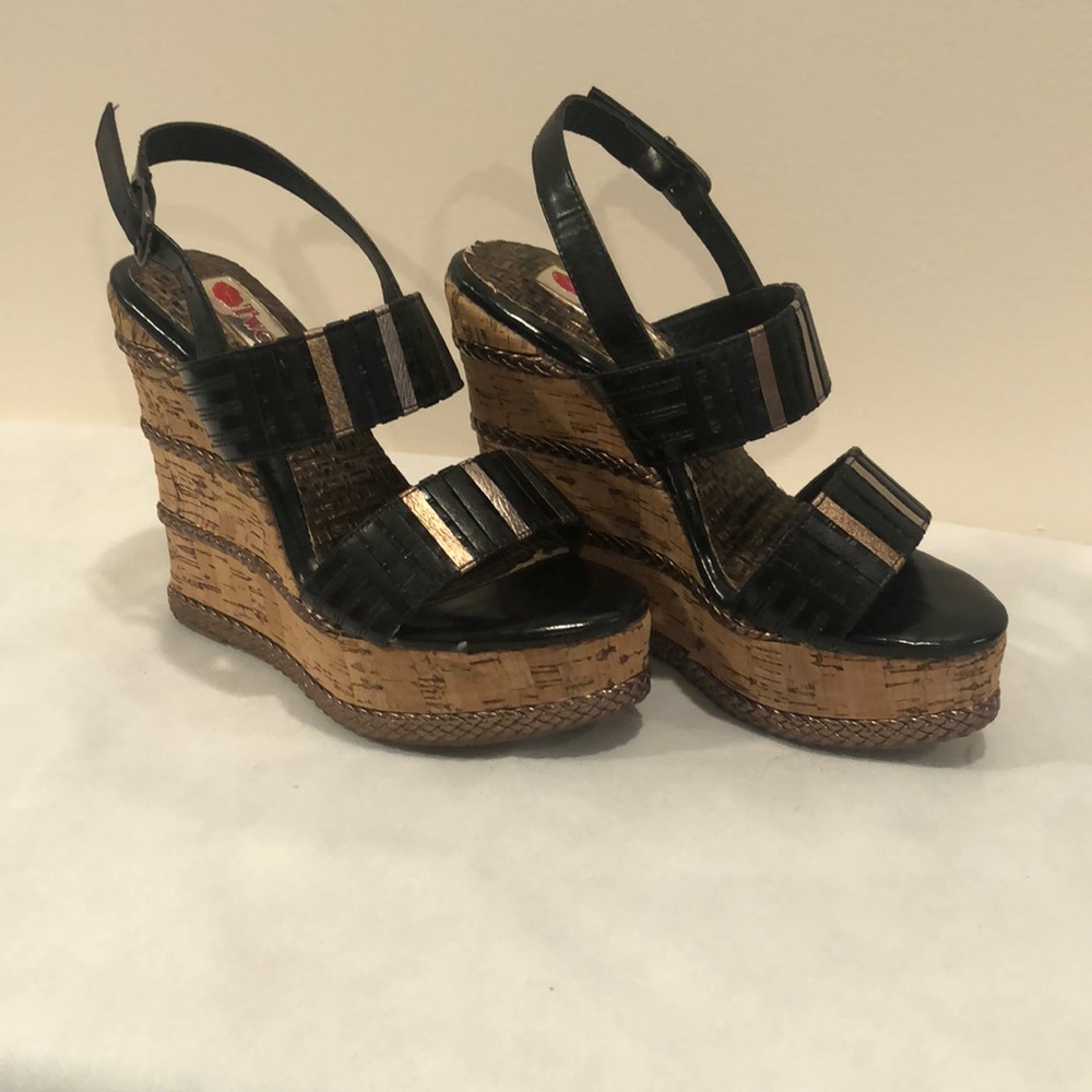 Two lips size 6 wedges